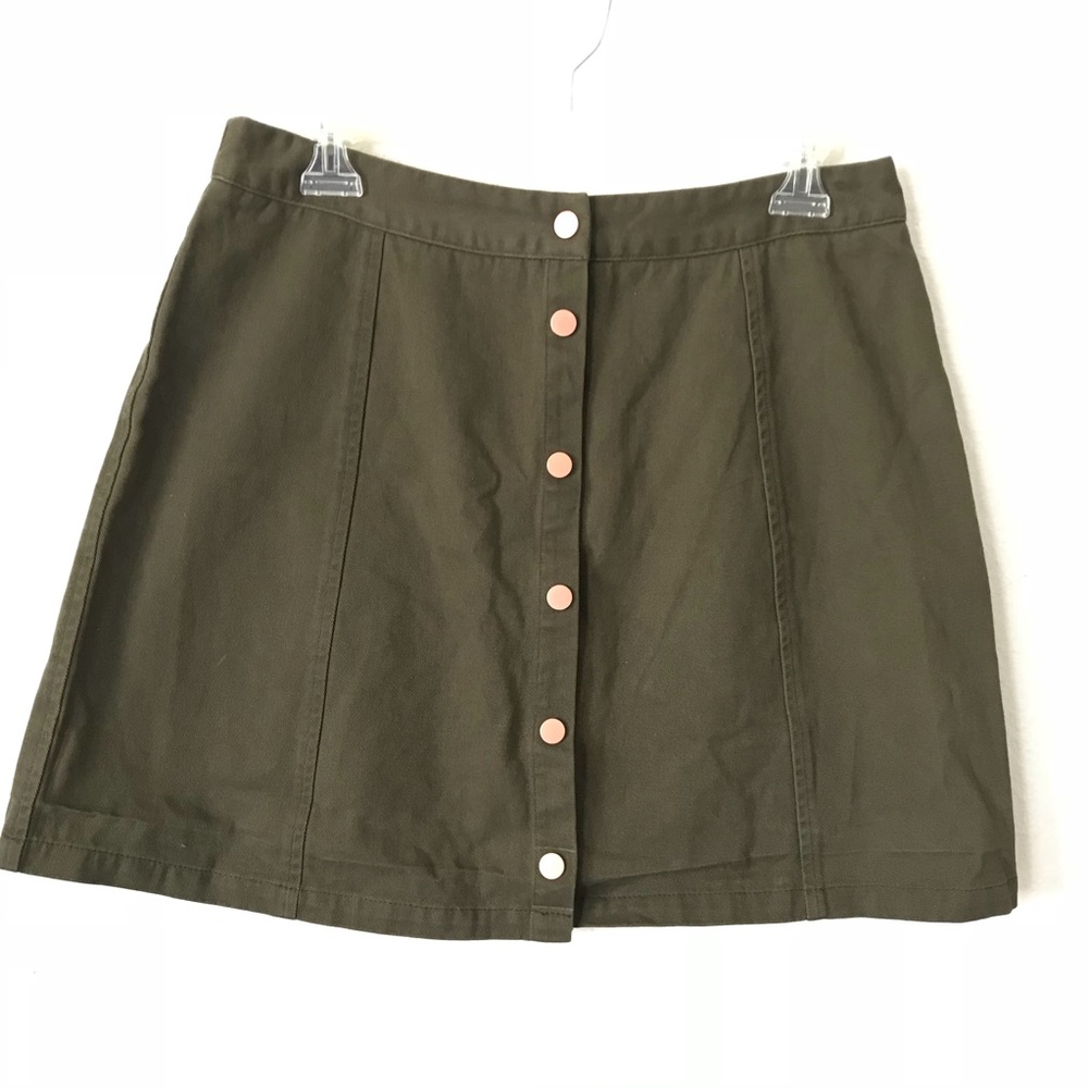Button up olive green skirt💚
